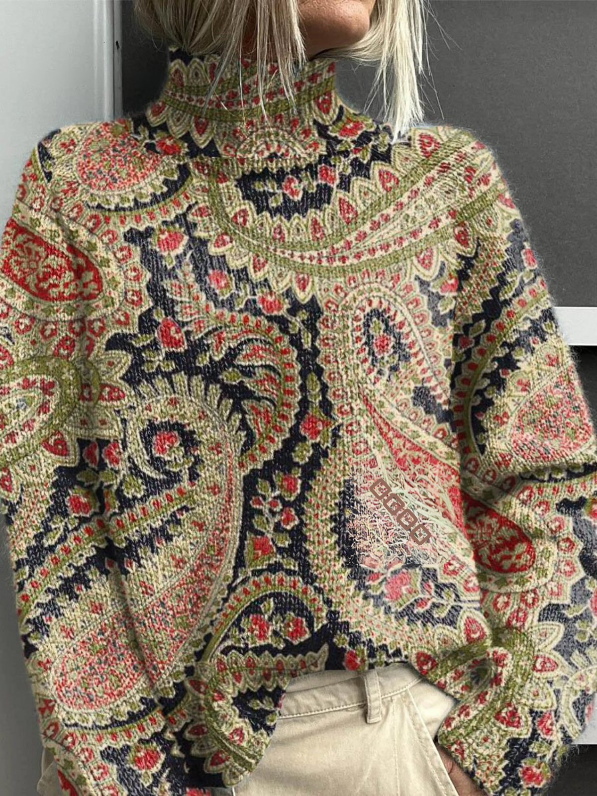 Stylish Women's Turtleneck with a Charming Vintage Floral Pattern
